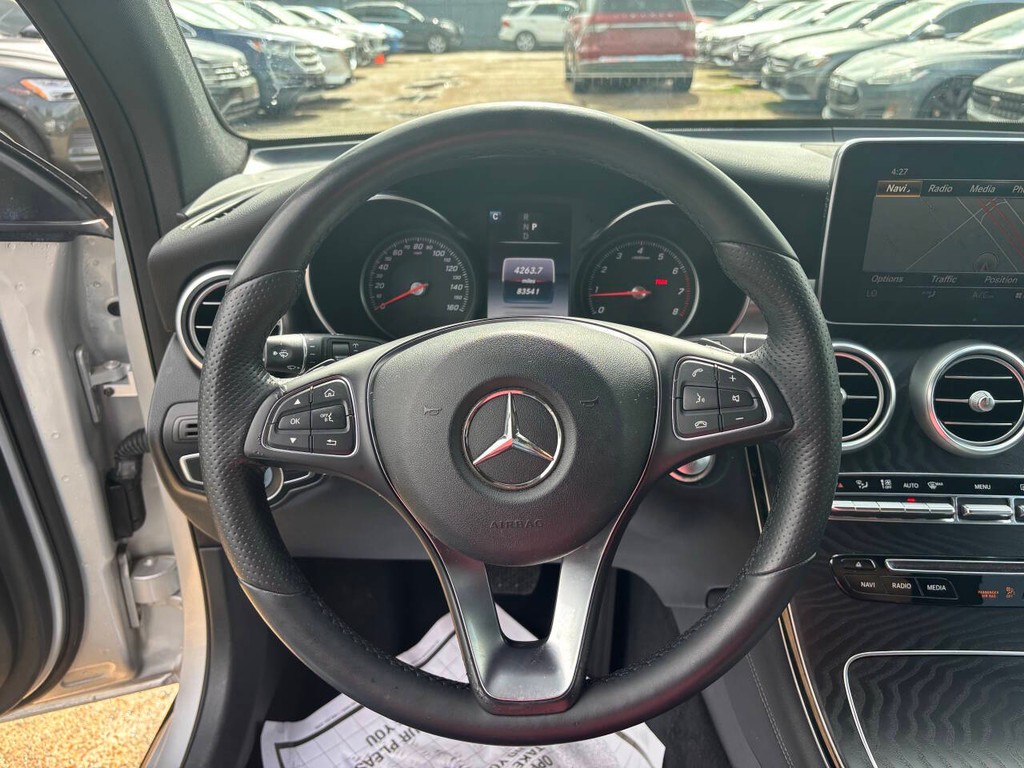 Mercedes-Benz GLC Vehicle Full-screen Gallery Image 24