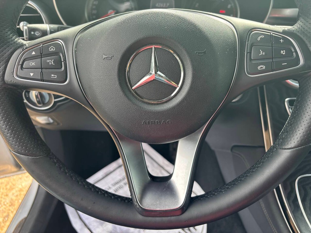 Mercedes-Benz GLC Vehicle Full-screen Gallery Image 25