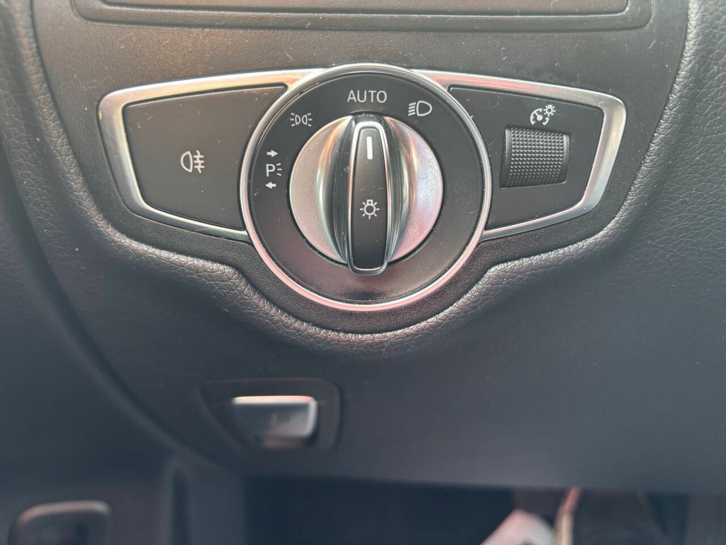 Mercedes-Benz GLC Vehicle Full-screen Gallery Image 26