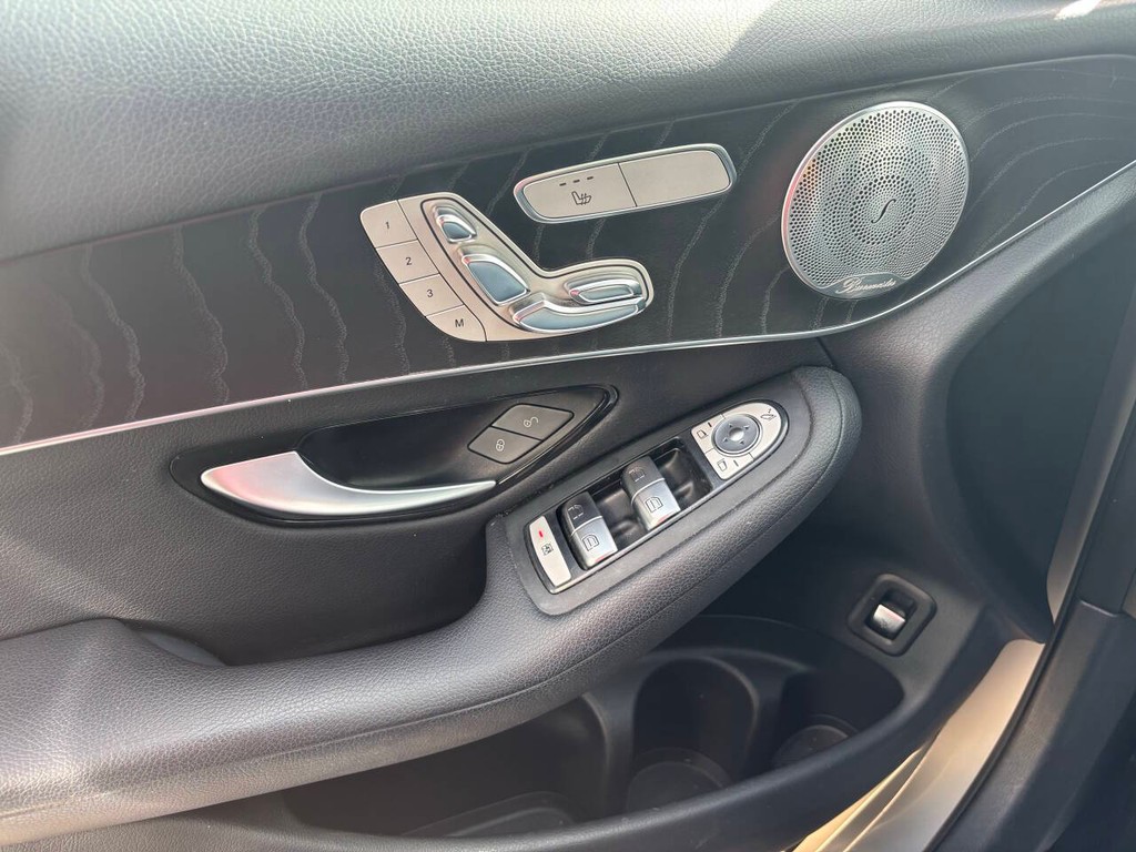 Mercedes-Benz GLC Vehicle Full-screen Gallery Image 27
