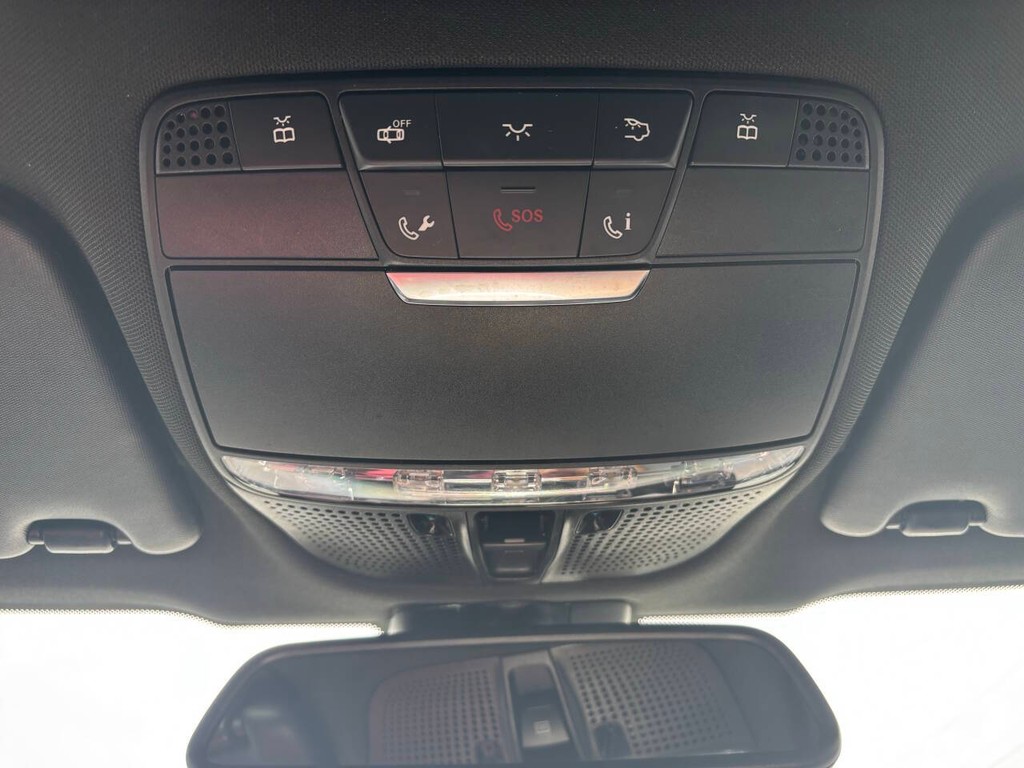Mercedes-Benz GLC Vehicle Full-screen Gallery Image 28