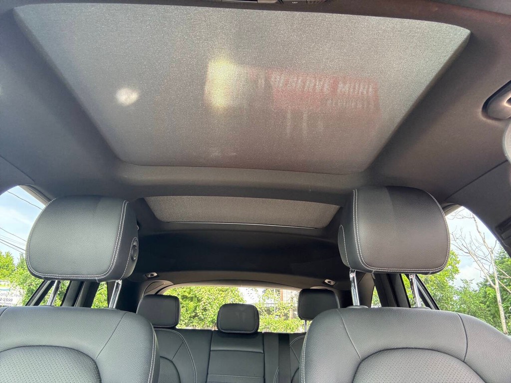 Mercedes-Benz GLC Vehicle Full-screen Gallery Image 29