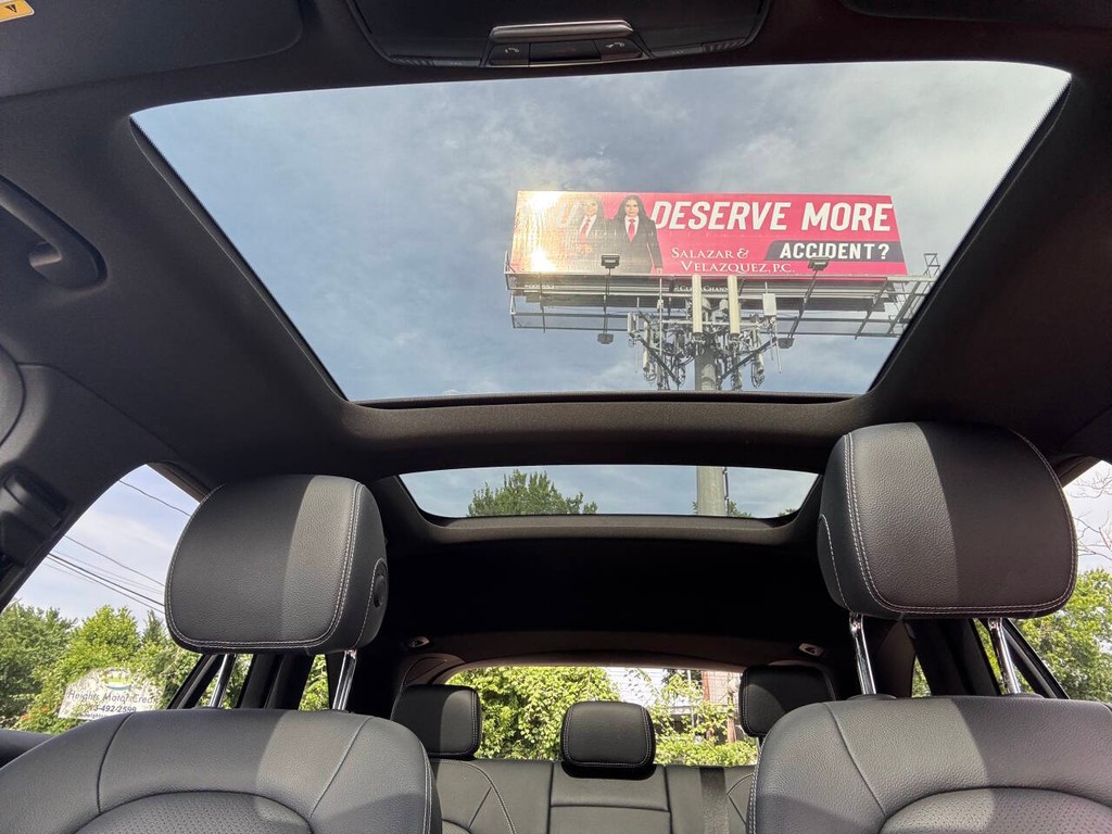 Mercedes-Benz GLC Vehicle Full-screen Gallery Image 30