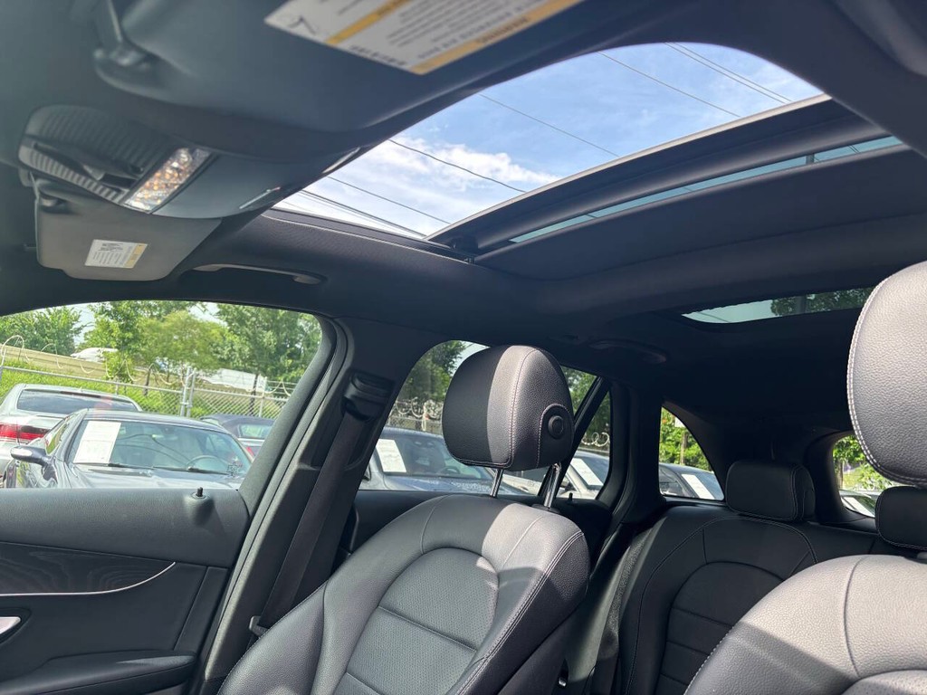 Mercedes-Benz GLC Vehicle Full-screen Gallery Image 31