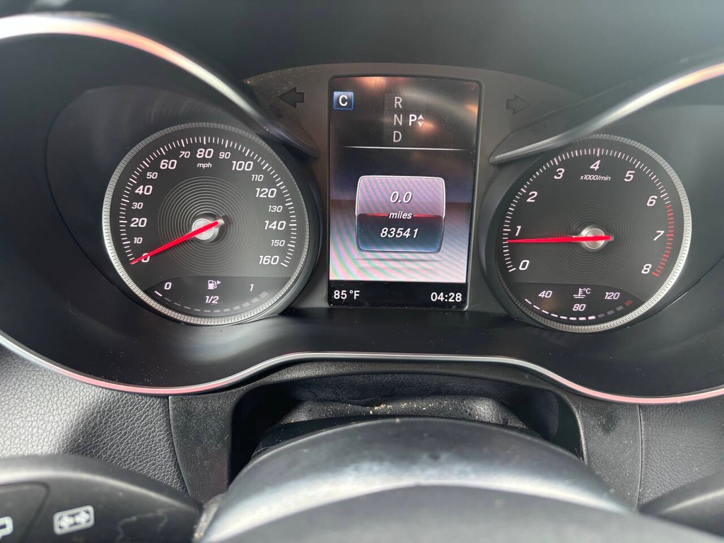 Mercedes-Benz GLC Vehicle Full-screen Gallery Image 32