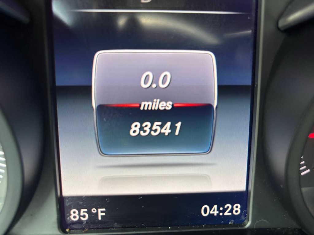 Mercedes-Benz GLC Vehicle Full-screen Gallery Image 33
