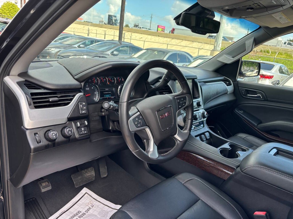 GMC Yukon Vehicle Full-screen Gallery Image 08