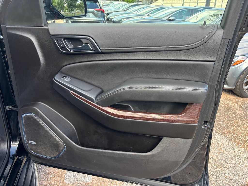 GMC Yukon Vehicle Full-screen Gallery Image 11