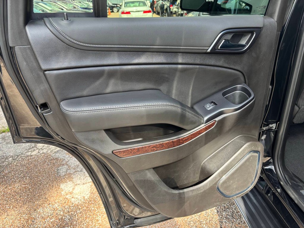 GMC Yukon Vehicle Full-screen Gallery Image 13