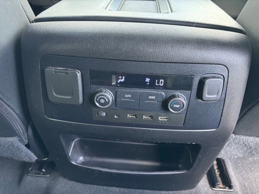 GMC Yukon Vehicle Full-screen Gallery Image 17