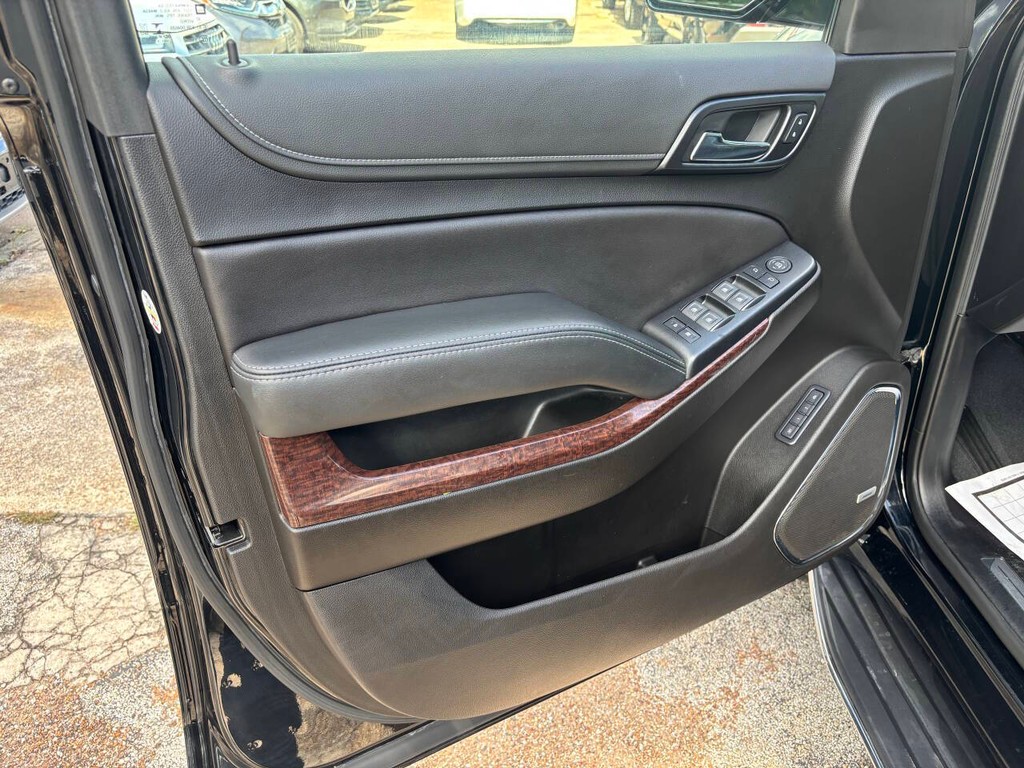 GMC Yukon Vehicle Full-screen Gallery Image 24
