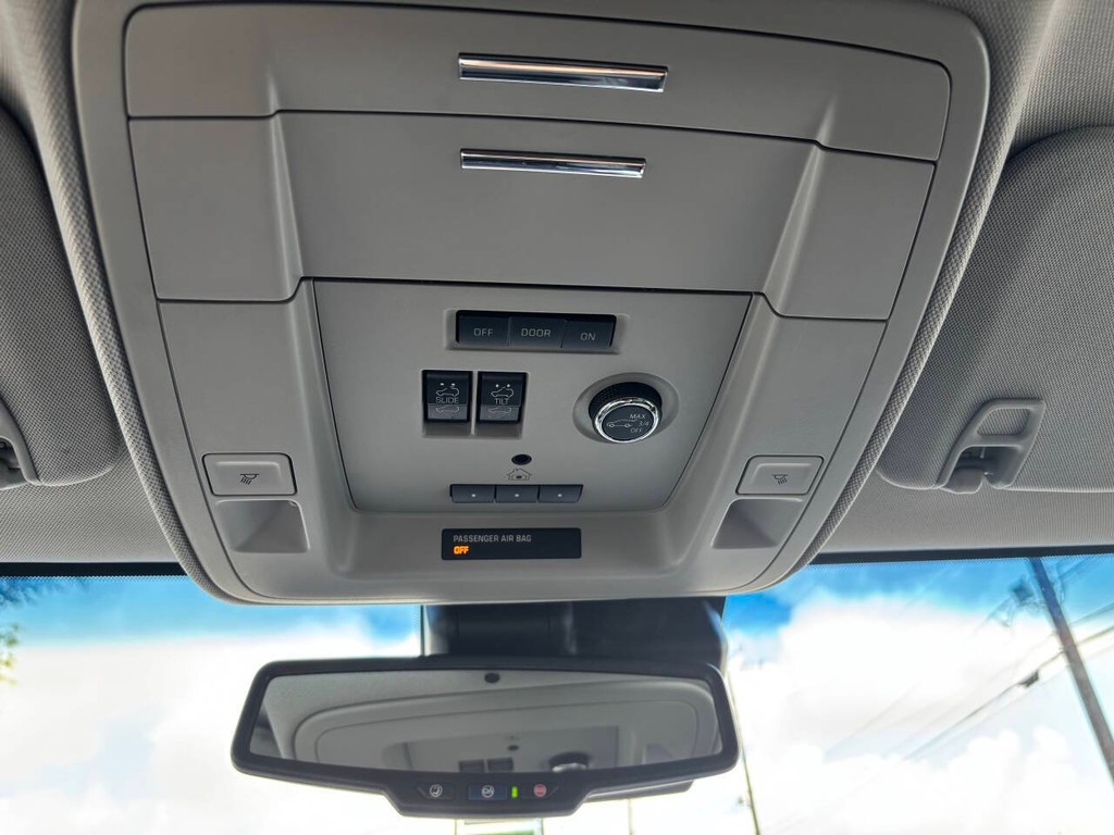 GMC Yukon Vehicle Full-screen Gallery Image 28