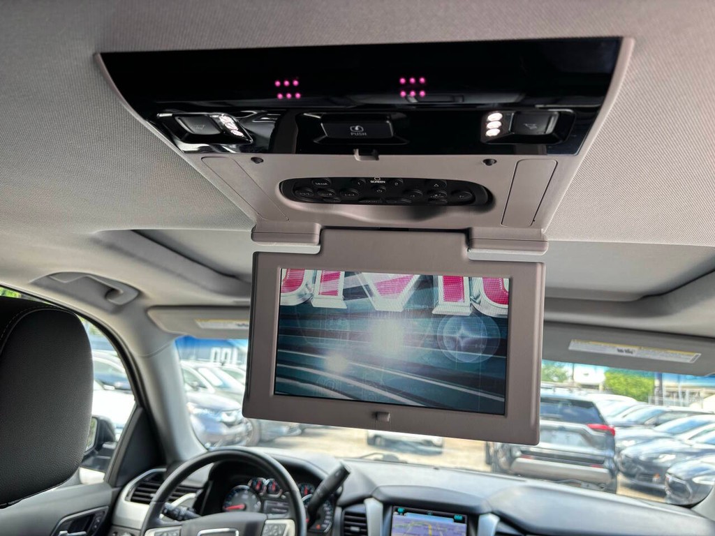 GMC Yukon Vehicle Full-screen Gallery Image 35