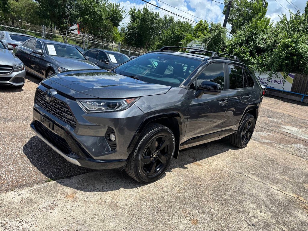 Toyota RAV4 Hybrid Vehicle Full-screen Gallery Image 04
