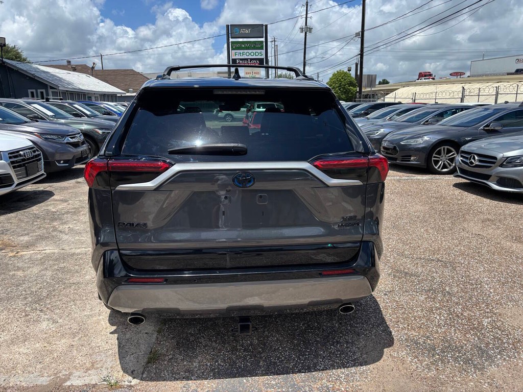 Toyota RAV4 Hybrid Vehicle Full-screen Gallery Image 06