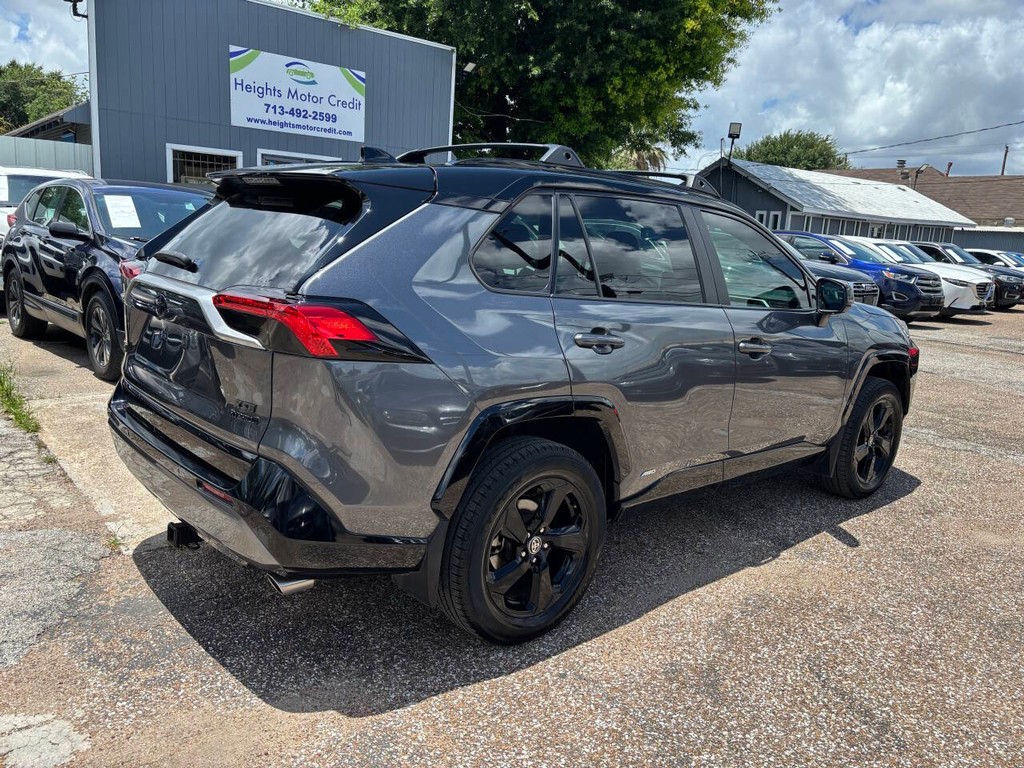 Toyota RAV4 Hybrid Vehicle Full-screen Gallery Image 07