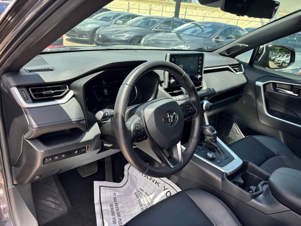 Toyota RAV4 Hybrid Vehicle Full-screen Gallery Image 08