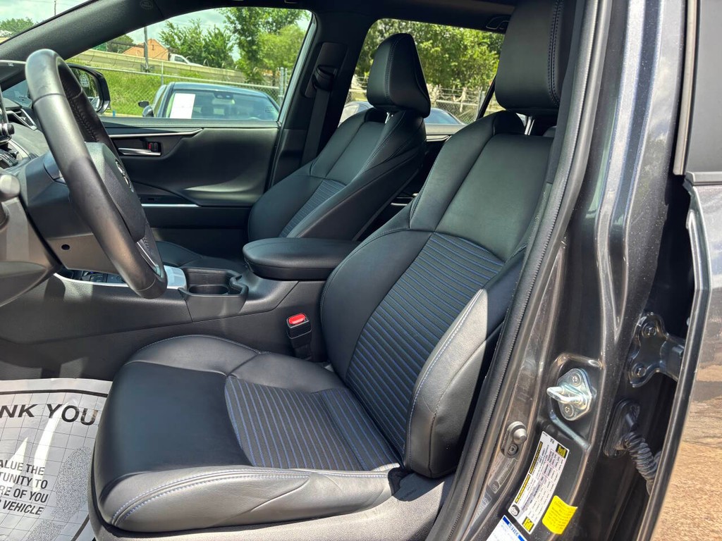 Toyota RAV4 Hybrid Vehicle Full-screen Gallery Image 09