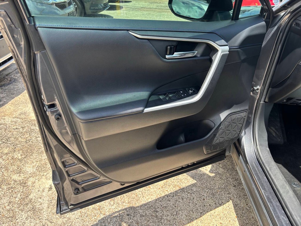 Toyota RAV4 Hybrid Vehicle Full-screen Gallery Image 10