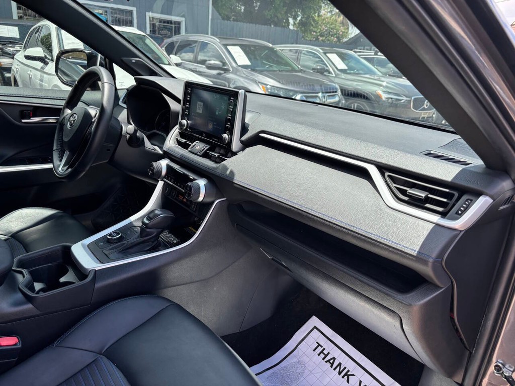 Toyota RAV4 Hybrid Vehicle Full-screen Gallery Image 11