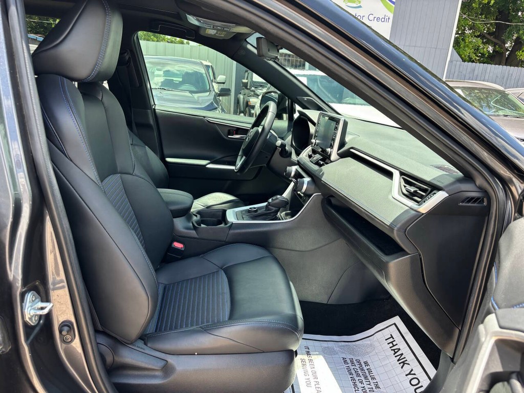 Toyota RAV4 Hybrid Vehicle Full-screen Gallery Image 12