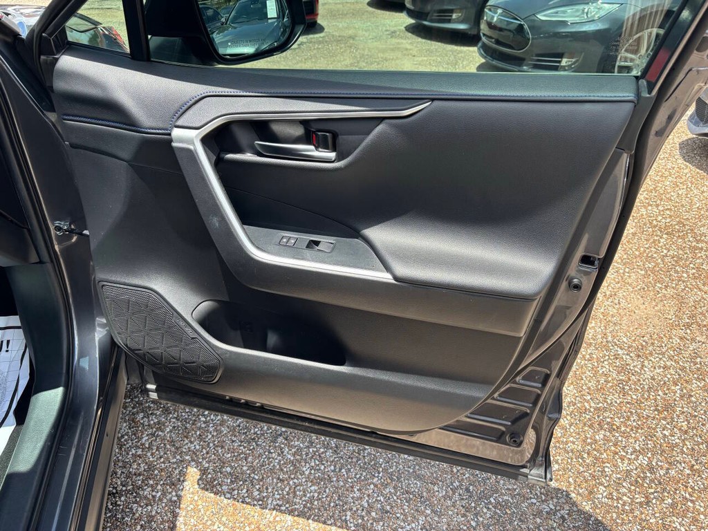 Toyota RAV4 Hybrid Vehicle Full-screen Gallery Image 13