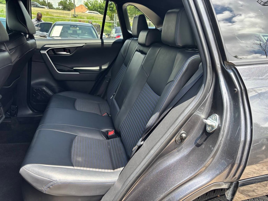 Toyota RAV4 Hybrid Vehicle Full-screen Gallery Image 14