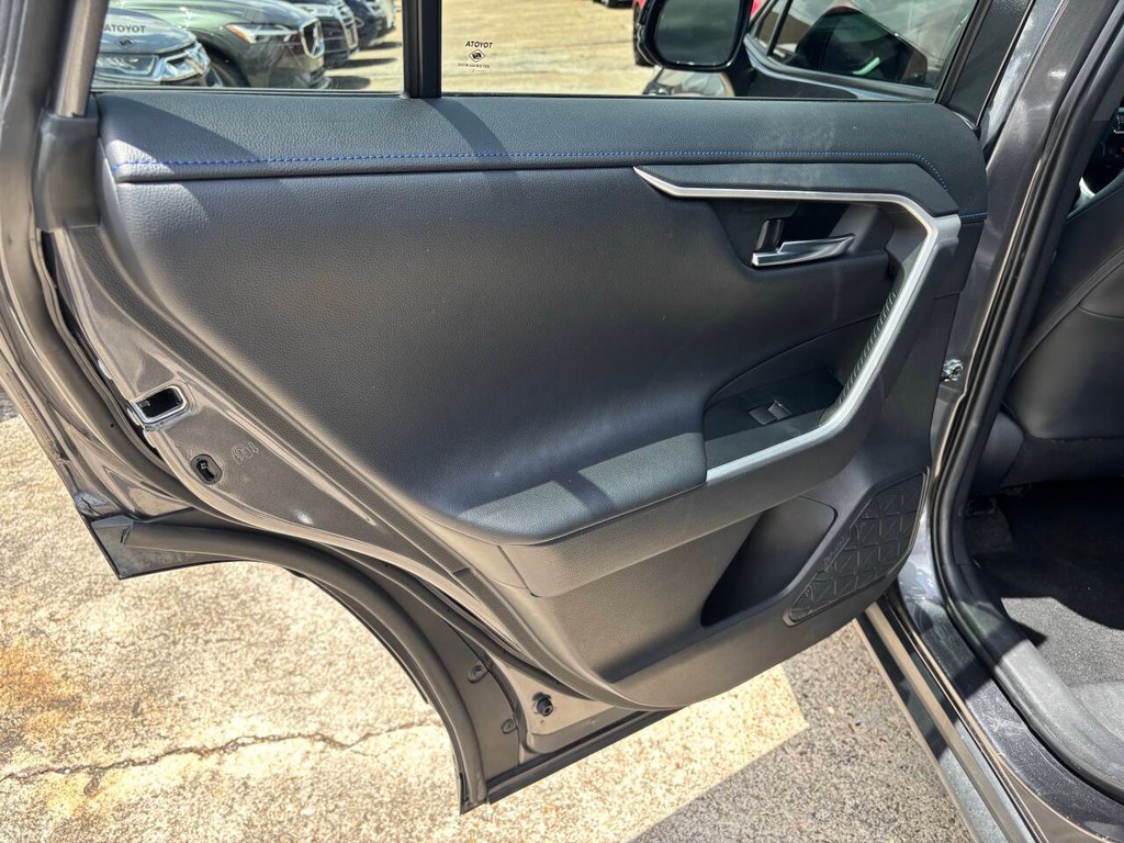 Toyota RAV4 Hybrid Vehicle Full-screen Gallery Image 15