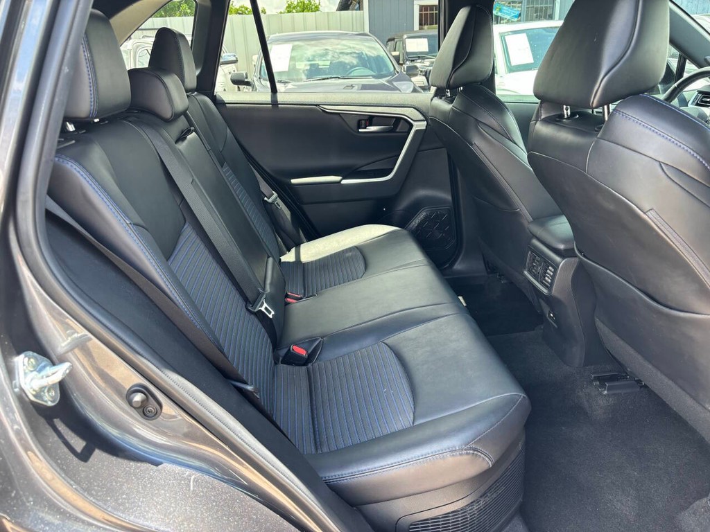 Toyota RAV4 Hybrid Vehicle Full-screen Gallery Image 16