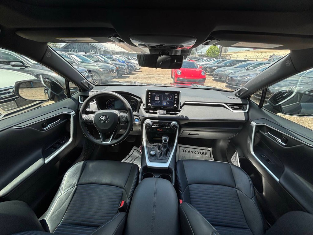 Toyota RAV4 Hybrid Vehicle Full-screen Gallery Image 17