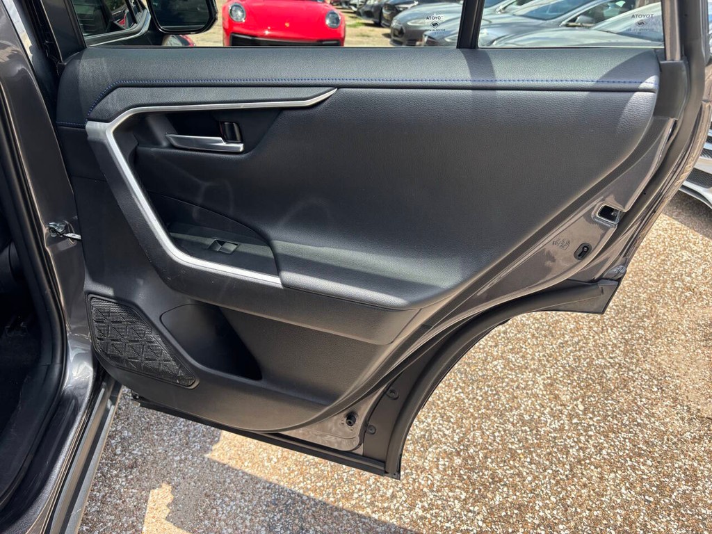 Toyota RAV4 Hybrid Vehicle Full-screen Gallery Image 18