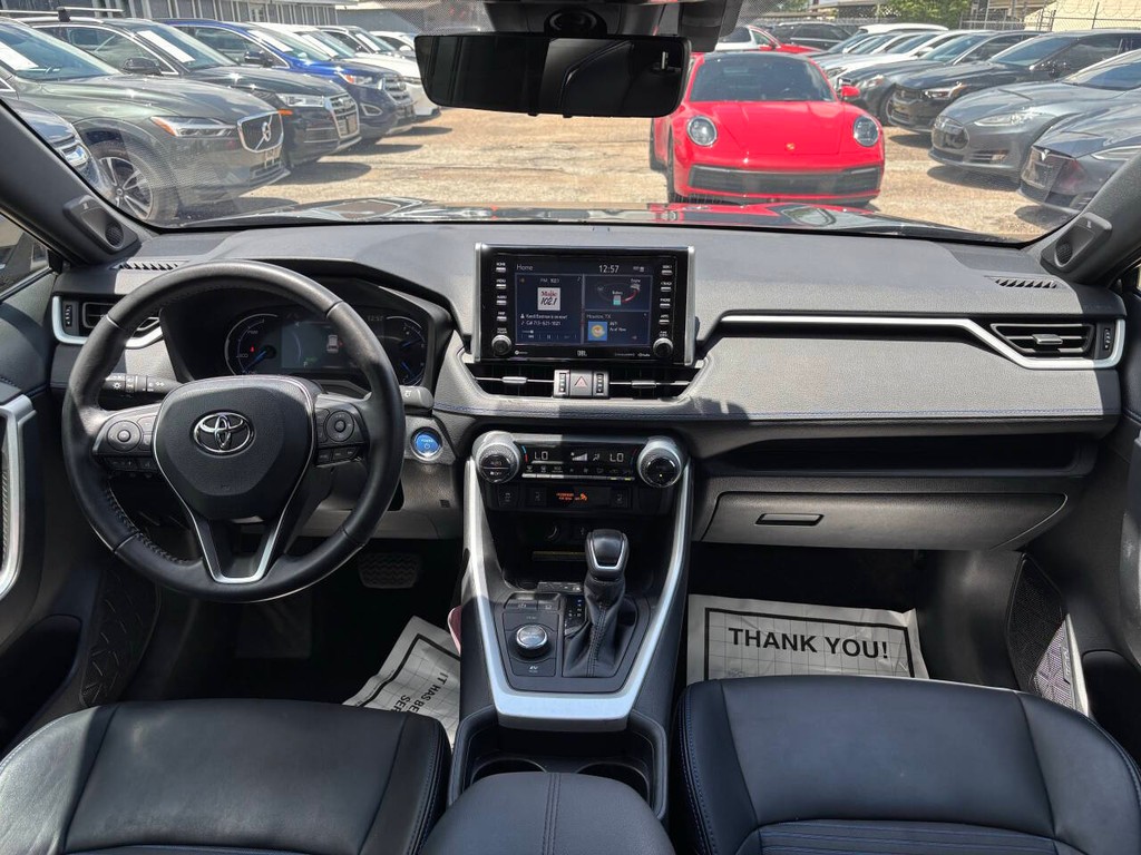 Toyota RAV4 Hybrid Vehicle Full-screen Gallery Image 19