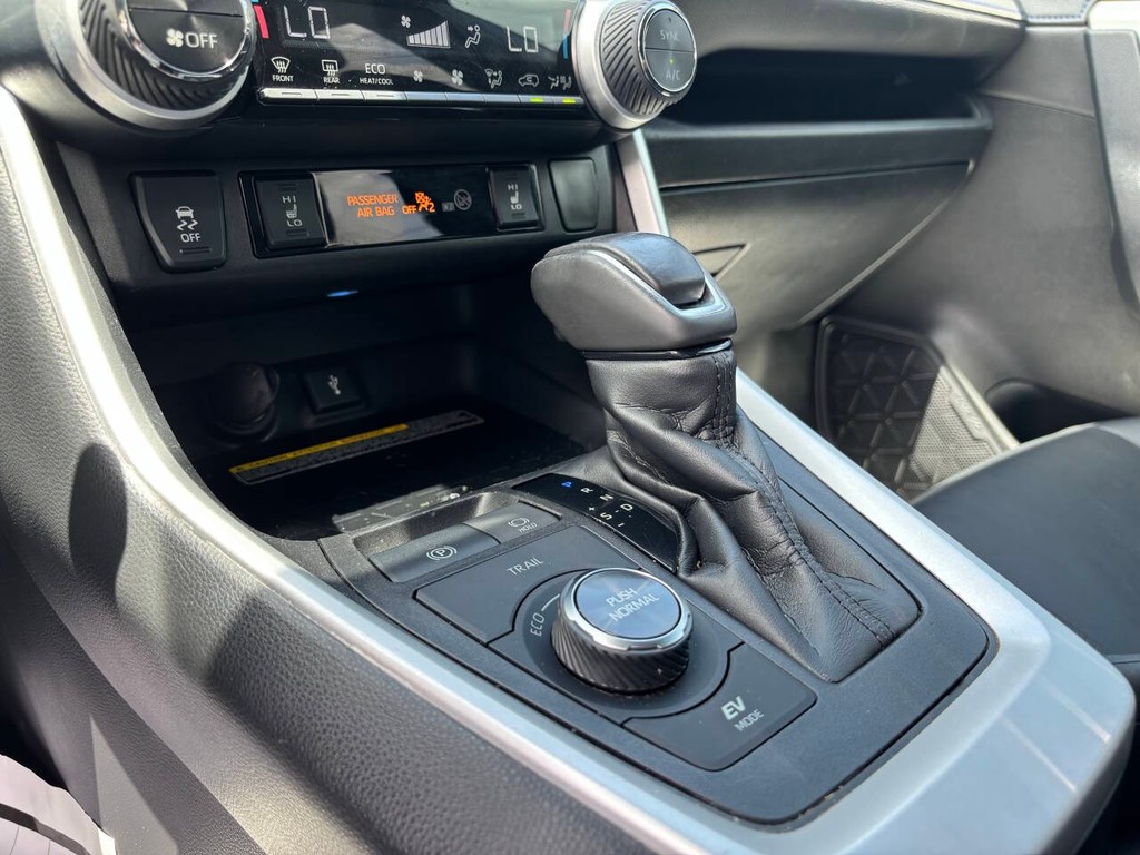 Toyota RAV4 Hybrid Vehicle Full-screen Gallery Image 24