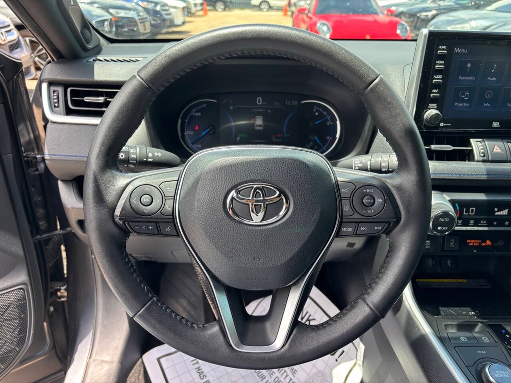 Toyota RAV4 Hybrid Vehicle Full-screen Gallery Image 25