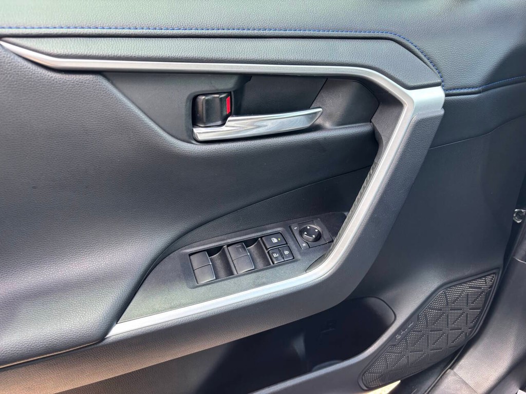 Toyota RAV4 Hybrid Vehicle Full-screen Gallery Image 28
