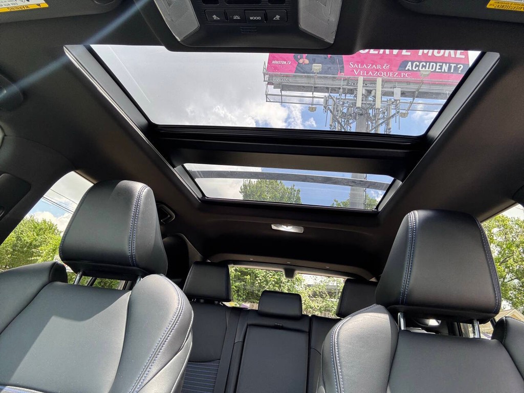 Toyota RAV4 Hybrid Vehicle Full-screen Gallery Image 30