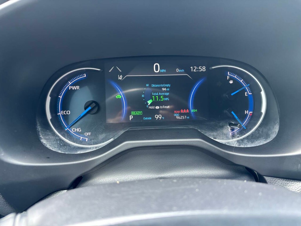 Toyota RAV4 Hybrid Vehicle Full-screen Gallery Image 32