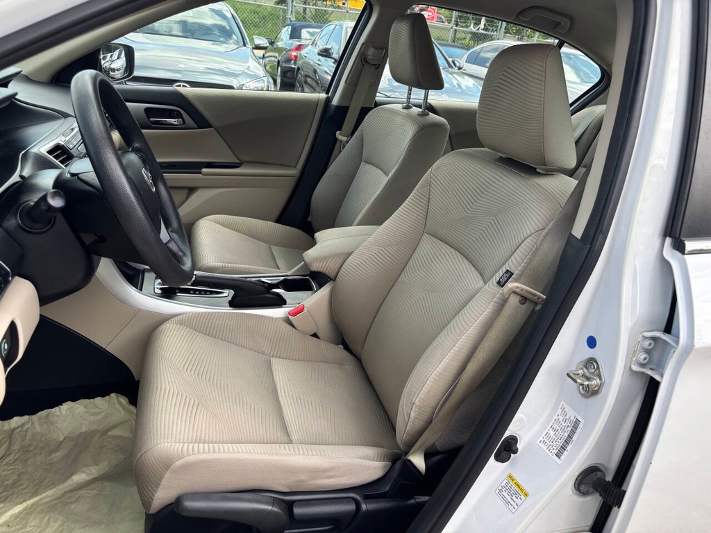 Honda Accord Sedan Vehicle Full-screen Gallery Image 09