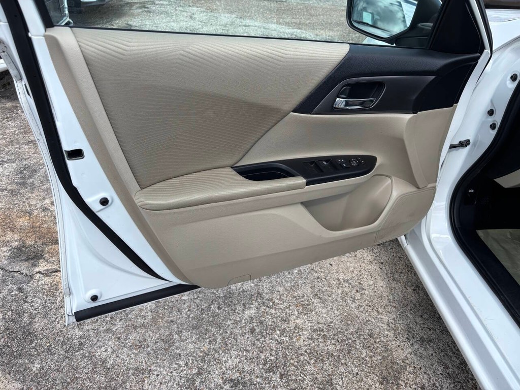 Honda Accord Sedan Vehicle Full-screen Gallery Image 10