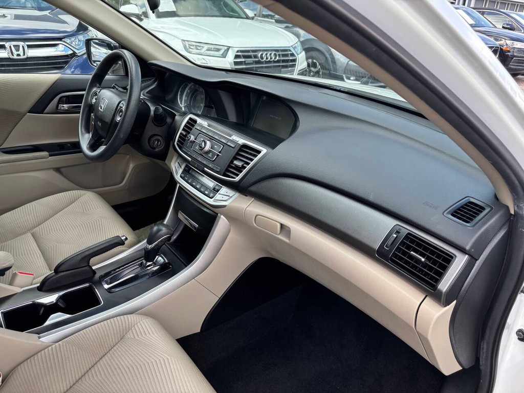 Honda Accord Sedan Vehicle Full-screen Gallery Image 11