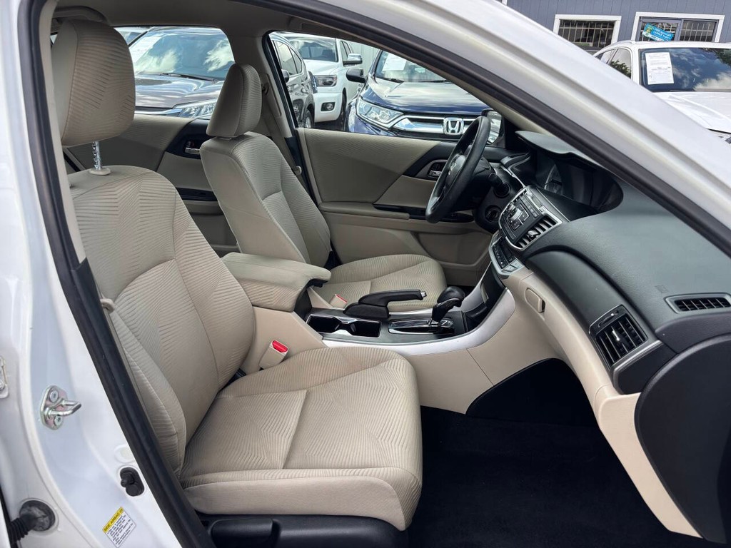 Honda Accord Sedan Vehicle Full-screen Gallery Image 12