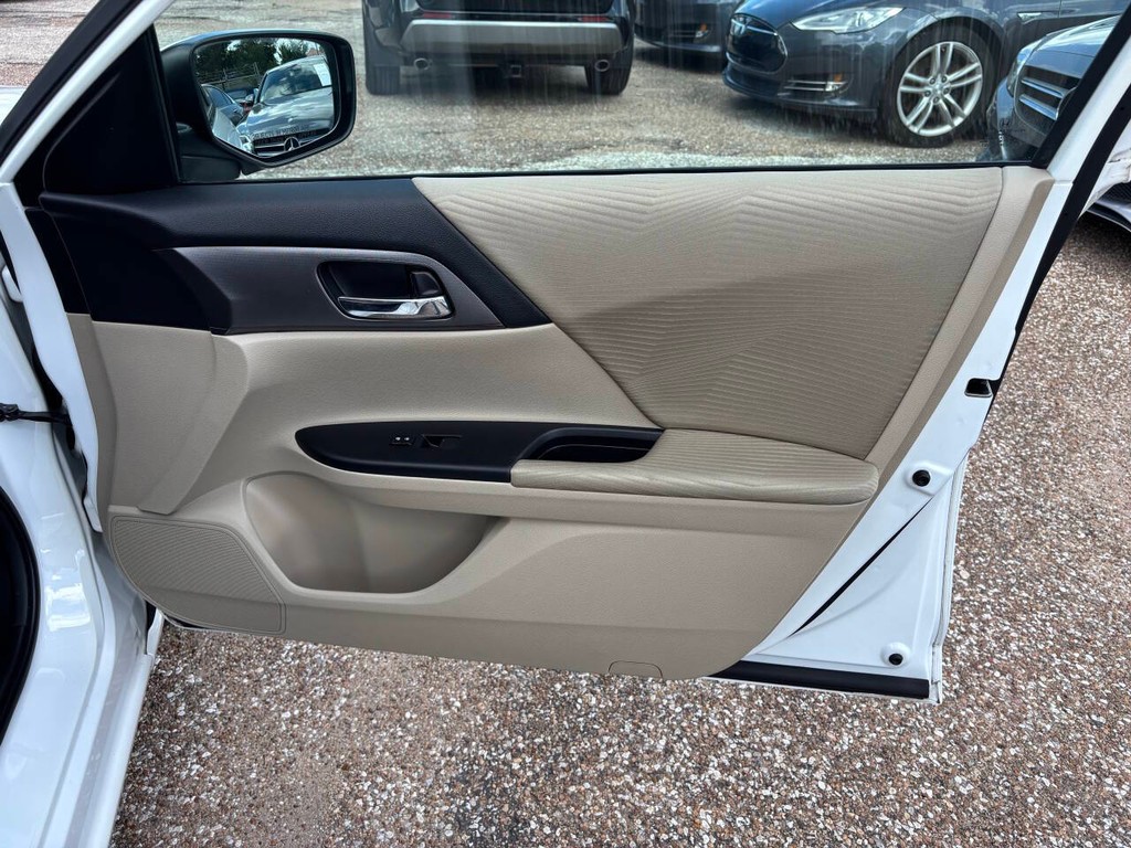 Honda Accord Sedan Vehicle Full-screen Gallery Image 13