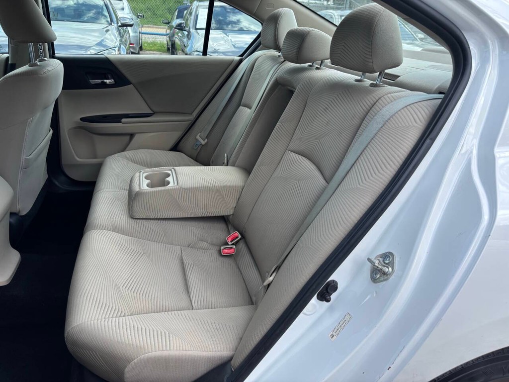 Honda Accord Sedan Vehicle Full-screen Gallery Image 14