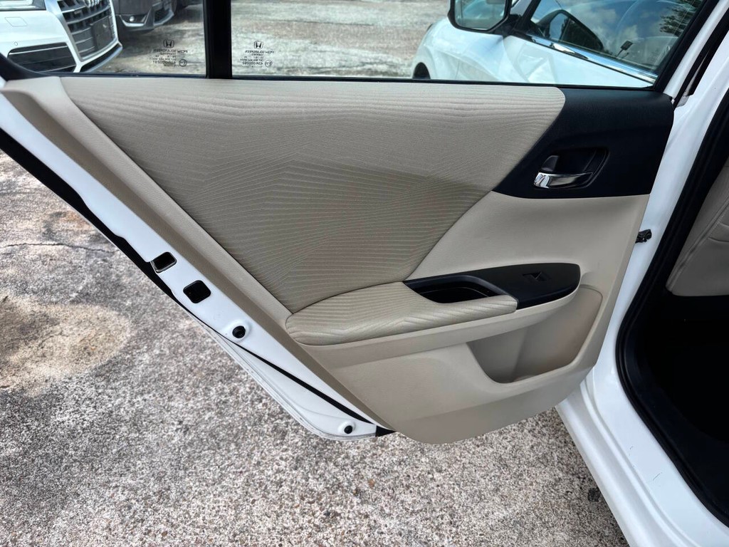 Honda Accord Sedan Vehicle Full-screen Gallery Image 15