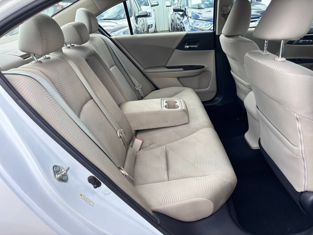 Honda Accord Sedan Vehicle Full-screen Gallery Image 16