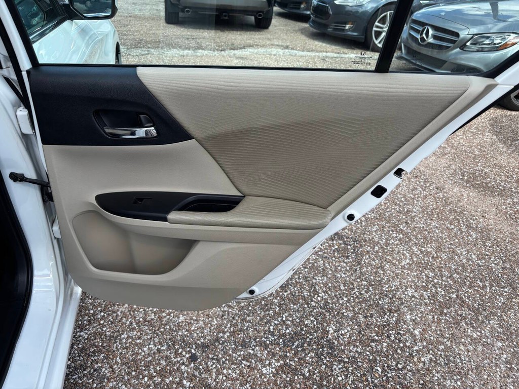 Honda Accord Sedan Vehicle Full-screen Gallery Image 17