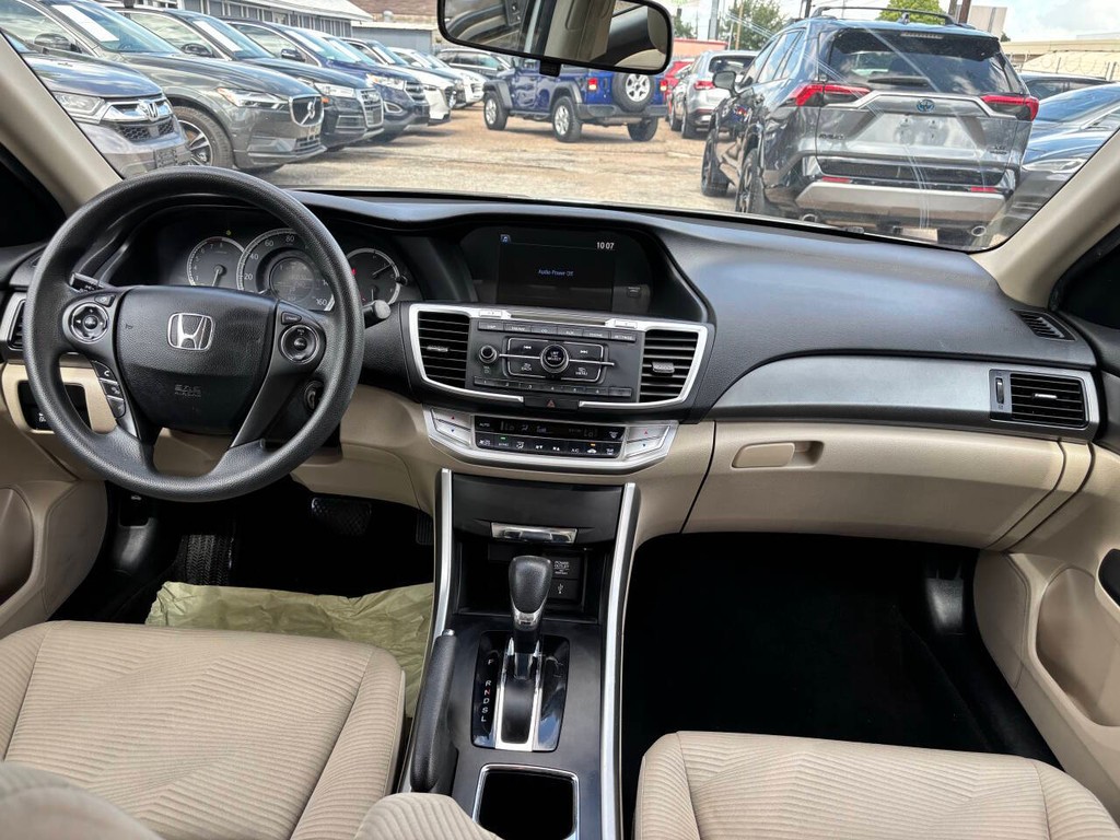 Honda Accord Sedan Vehicle Full-screen Gallery Image 19