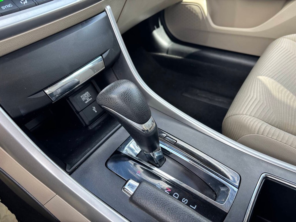 Honda Accord Sedan Vehicle Full-screen Gallery Image 22