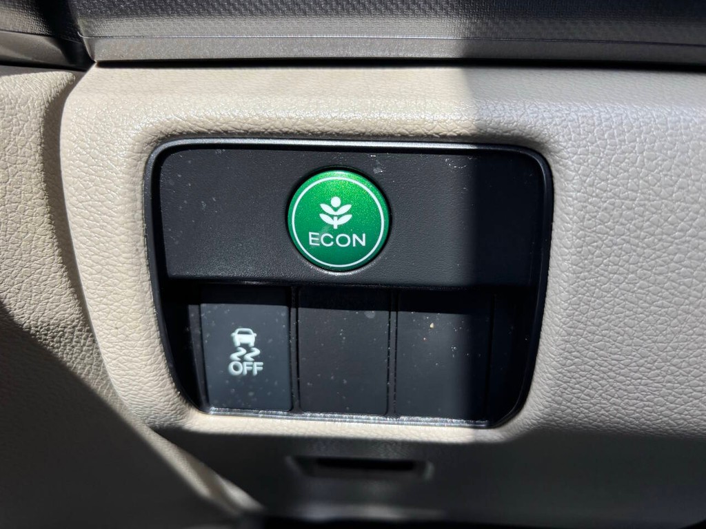 Honda Accord Sedan Vehicle Full-screen Gallery Image 25