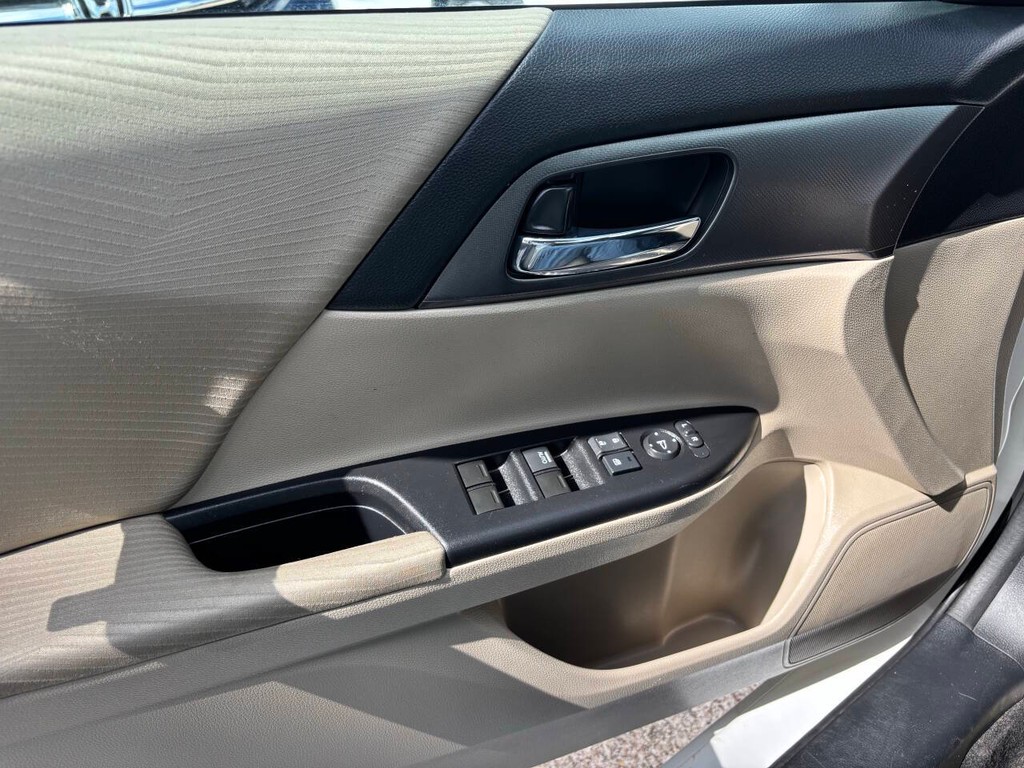 Honda Accord Sedan Vehicle Full-screen Gallery Image 26